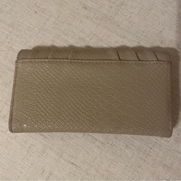 Tan/nude trifold wallet - Picture 5 of 5